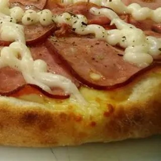Lombinho Canadense Pizza (Canadian Pork Loin Pizza).
