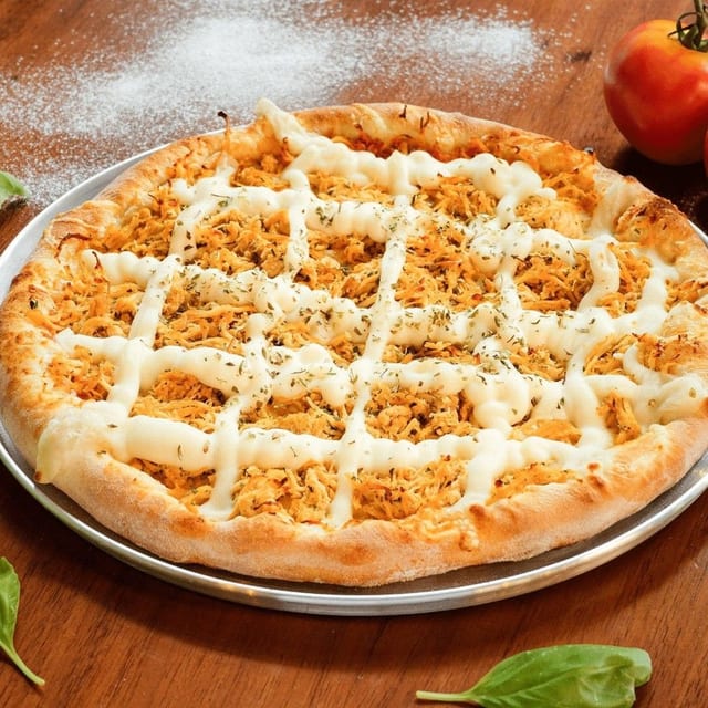 Frango com Catupiry Pizza (Chicken with Catupiry Cheese Pizza).