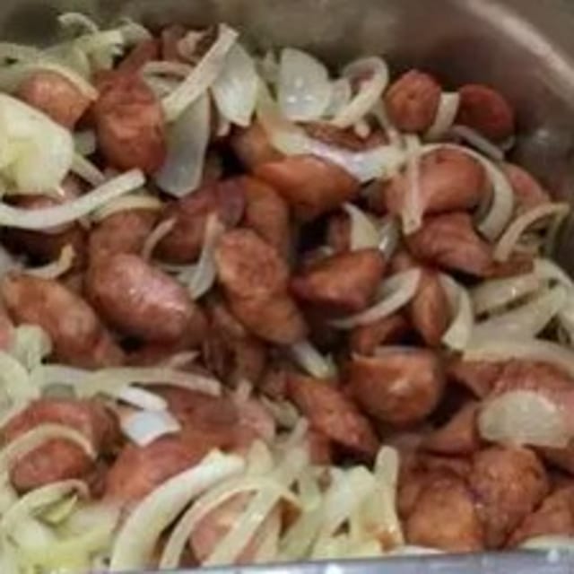 Linguica Acebolada (Sausage with Onions).