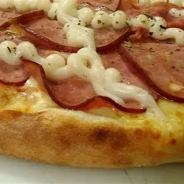 Lombinho Canadense Pizza (Canadian Pork Loin Pizza).
