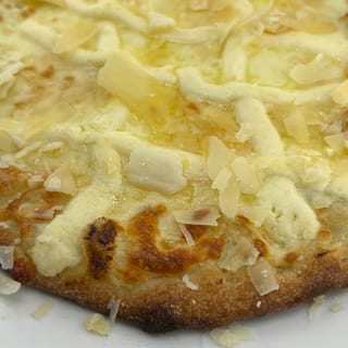 Cinco Queijos Pizza (Five Cheese Pizza)
