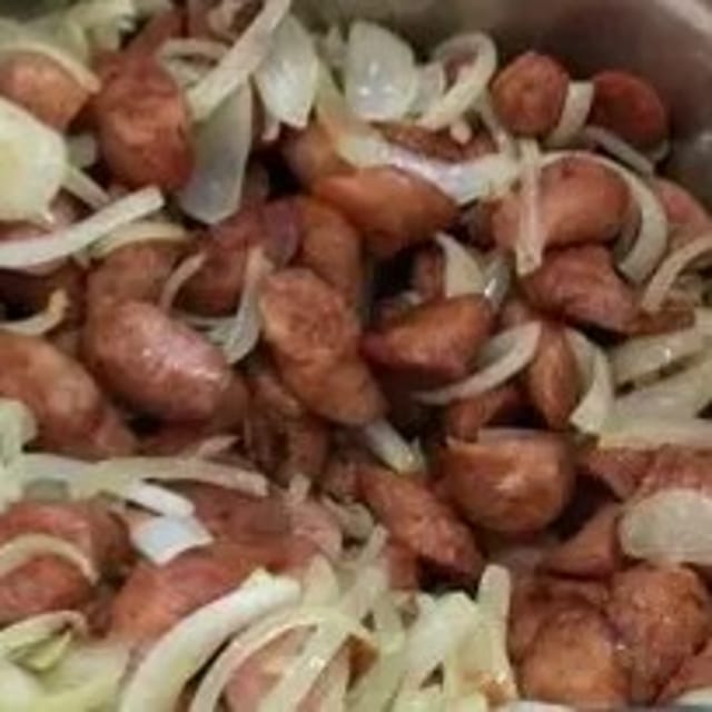 Linguica Acebolada (Sausage with Onions).