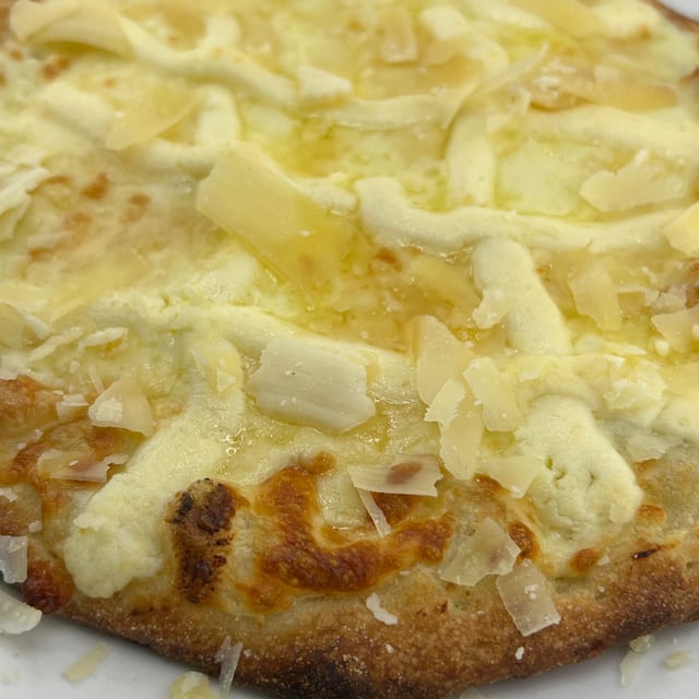 Cinco Queijos Pizza (Five Cheese Pizza).